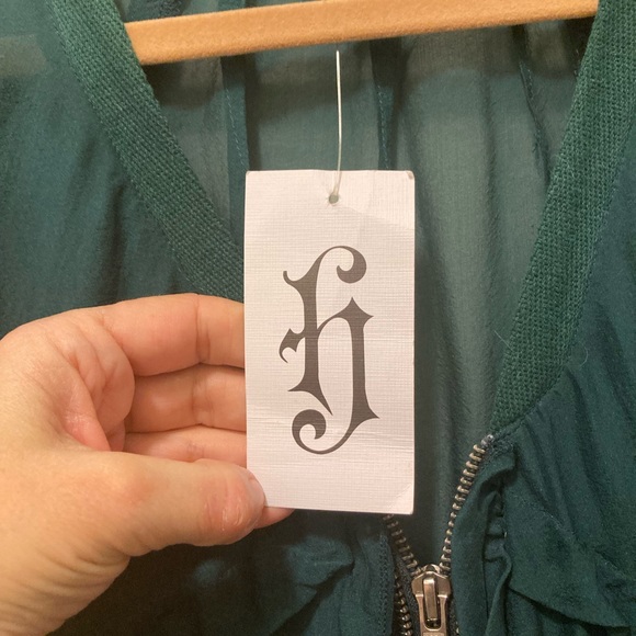 NWT Silk Ruffle Top and Zip Size Small - Picture 2 of 9